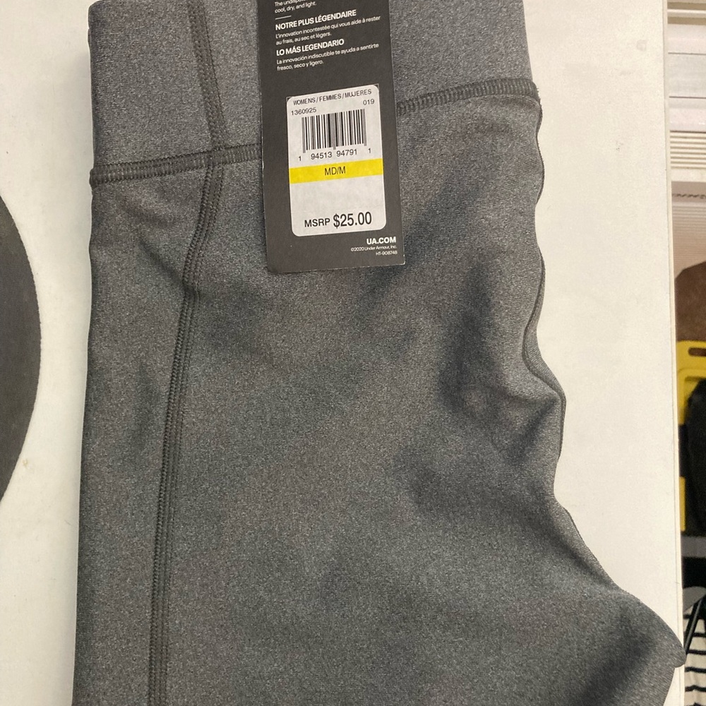 Under armor mid rise skinny spandex shorts size medium light grey with tags on